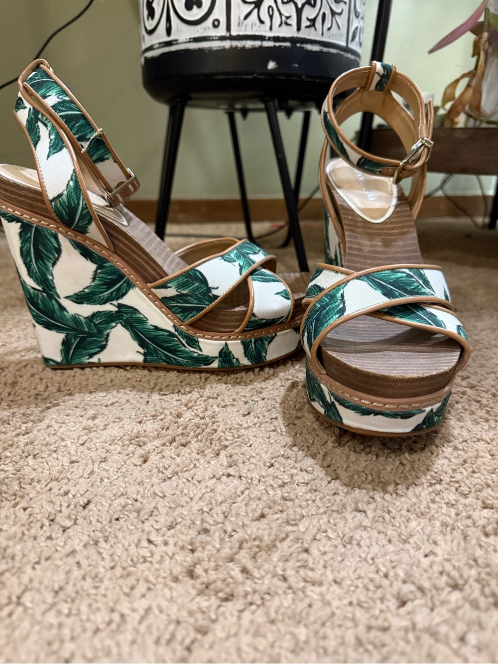 Gianni Bini wedge with palm leaves